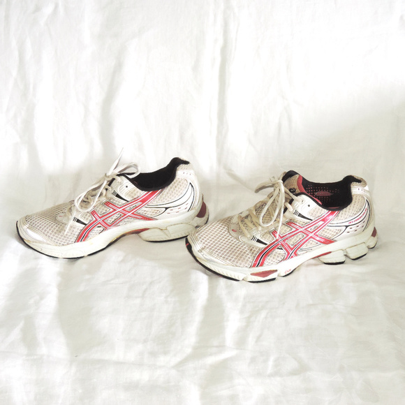 Asics Cumulus 11 red & white athletic shoes - Picture 3 of 7